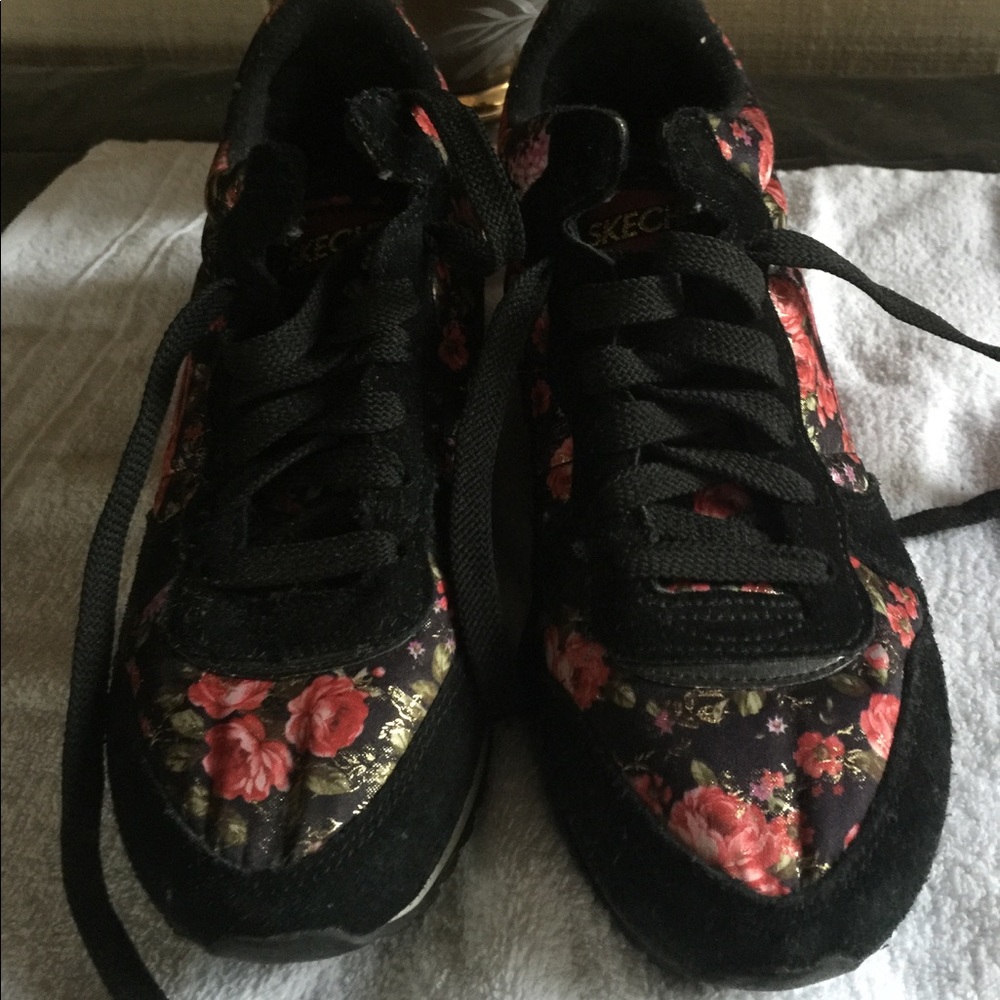 Skechers Tennis Shoes